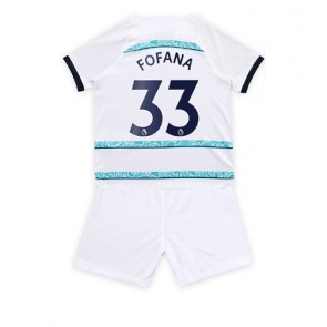 Chelsea Wesley Fofana #33 babykläder Bortatröja barn 2022-23 Korta ärmar (+ Korta byxor)